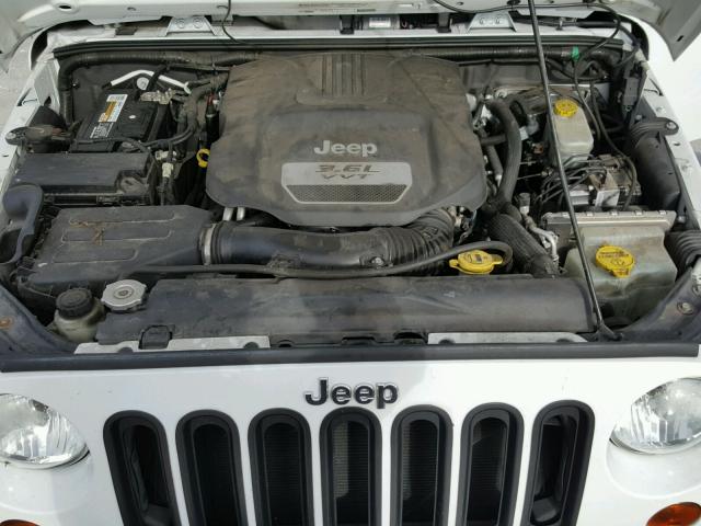 1C4BJWDG6CL211285 - 2012 JEEP WRANGLER U WHITE photo 7