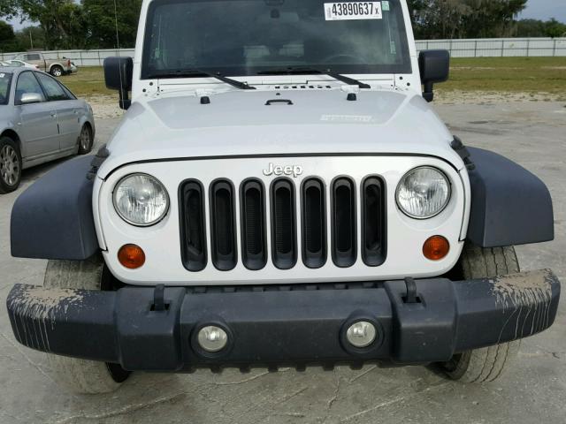 1C4BJWDG6CL211285 - 2012 JEEP WRANGLER U WHITE photo 9