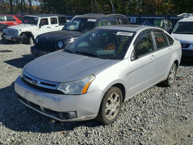 1FAHP36N59W177162 - 2009 FORD FOCUS SILVER photo 2