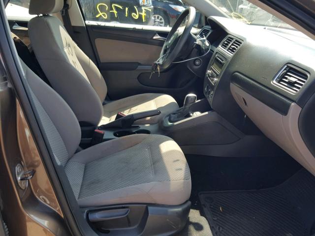 3VW2K7AJ1BM068792 - 2011 VOLKSWAGEN JETTA BASE 棕色 照片 5