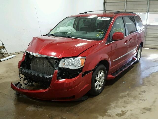 2A8HR54119R617119 - 2009 CHRYSLER TOWN & COU RED photo 2