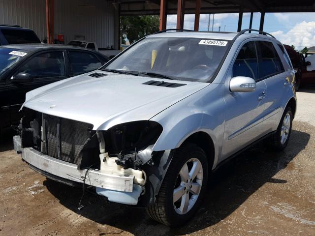 4JGBB75E26A120557 - 2006 MERCEDES-BENZ ML 500 SILVER photo 2