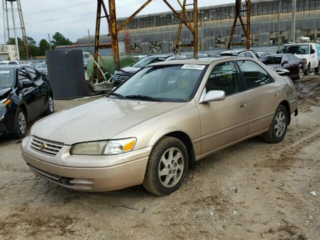 JT2BF28K5W0129507 - 1998 TOYOTA CAMRY GOLD photo 2