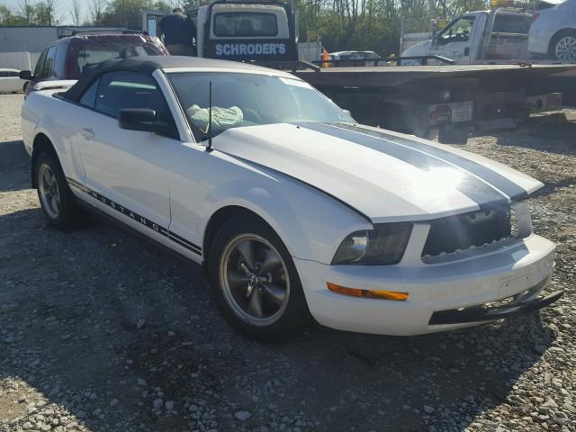 1ZVFT84N855240040 - 2005 FORD MUSTANG WHITE photo 1