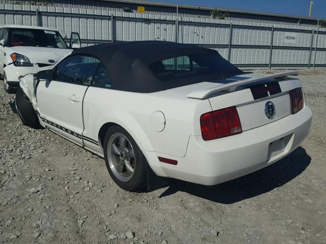 1ZVFT84N855240040 - 2005 FORD MUSTANG WHITE photo 3