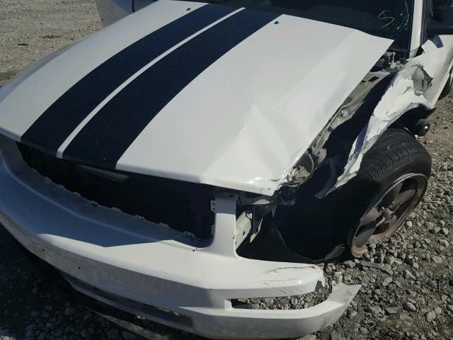 1ZVFT84N855240040 - 2005 FORD MUSTANG WHITE photo 9