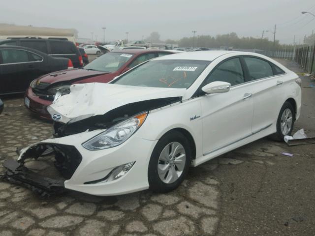 KMHEC4A4XDA077640 - 2013 HYUNDAI SONATA WHITE photo 2