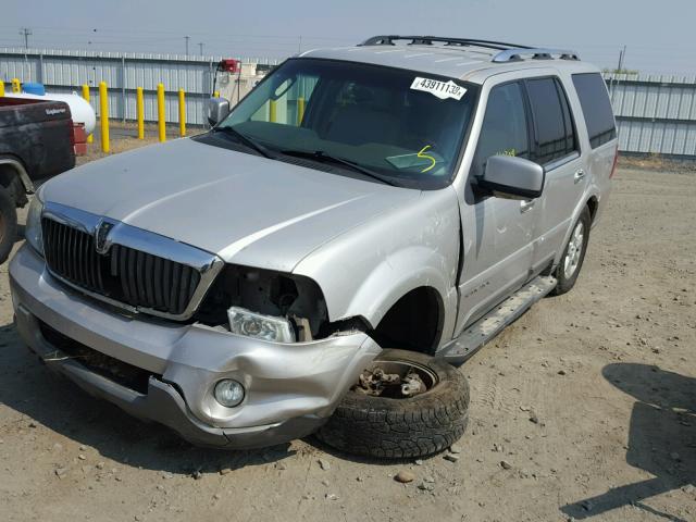 5LMFU28R64LJ28219 - 2004 LINCOLN NAVIGATOR Srebrny zdjęcie 2