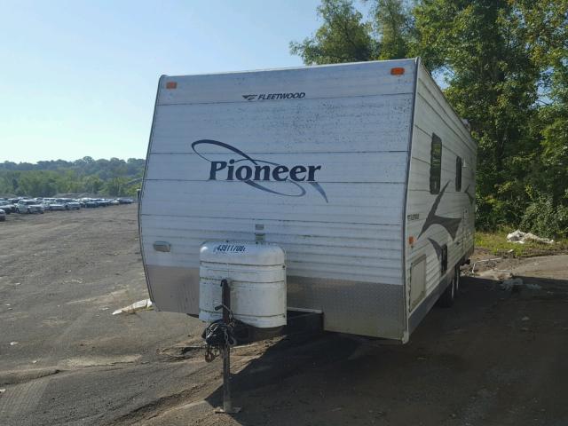 1EB1C282966011659 - 2006 FLEETWOOD PIONEER  WHITE photo 2