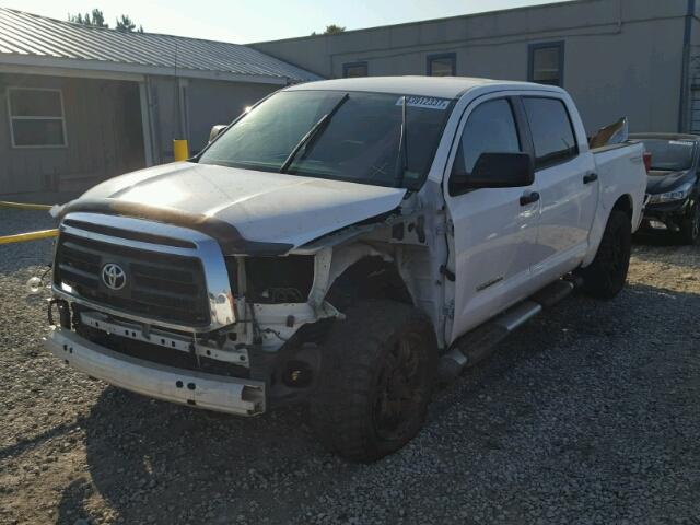 5TFDW5F11BX170505 - 2011 TOYOTA TUNDRA WHITE photo 2