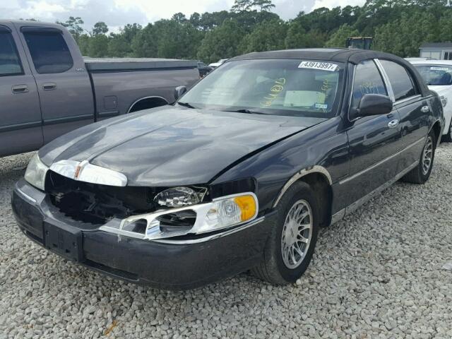 1LNHM82W12Y655484 - 2002 LINCOLN TOWN CAR GRAY photo 2