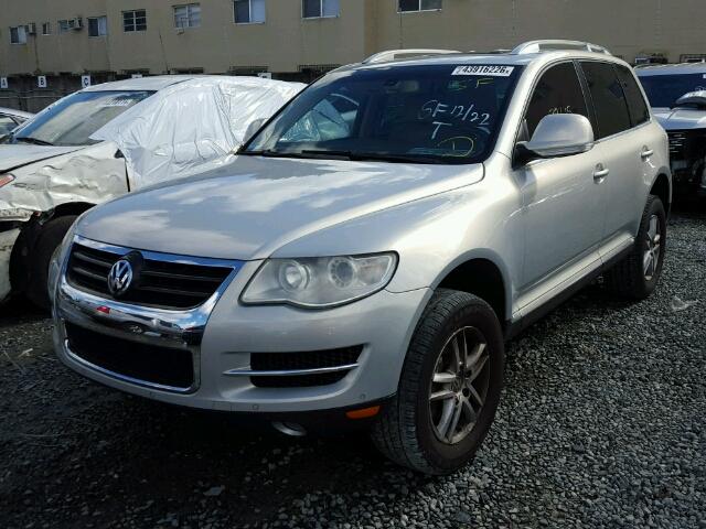 WVGBE77L09D016493 - 2009 VOLKSWAGEN TOUAREG 2 SILVER photo 2