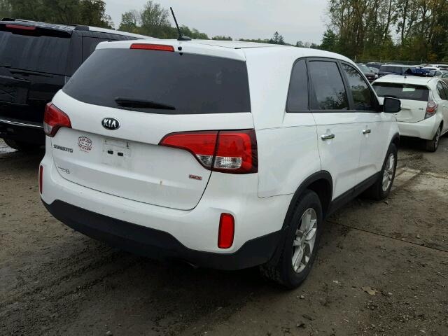 5XYKT3A6XFG643592 - 2015 KIA SORENTO LX WHITE photo 4