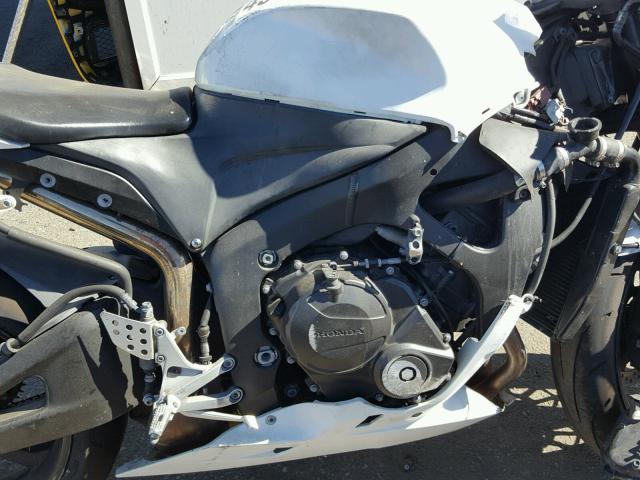 JH2PC40408M102068 - 2008 HONDA CBR600 RR WHITE photo 7