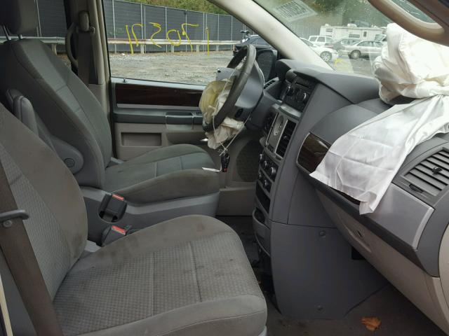 2A4RR5D17AR307096 - 2010 CHRYSLER TOWN & COU 银色 照片 5