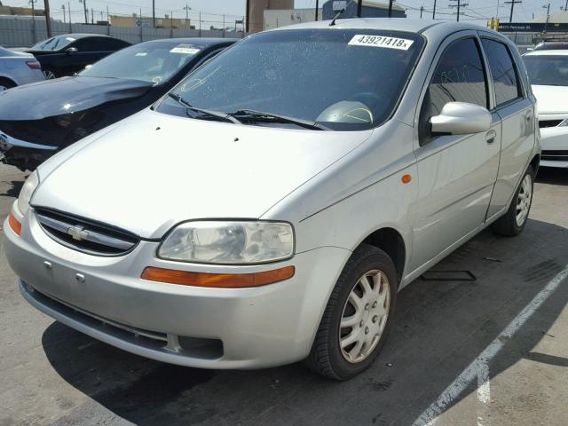 KL1TD62674B148959 - 2004 CHEVROLET AVEO SILVER photo 2