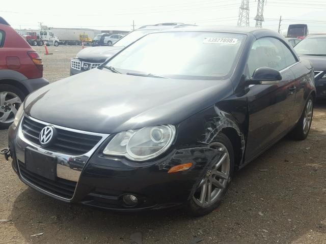 WVWFA71F38V011298 - 2008 VOLKSWAGEN EOS LUX 黑色 照片 2