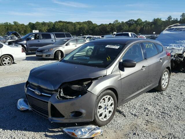 1FAHP3K21CL341396 - 2012 FORD FOCUS SE GRAY photo 2