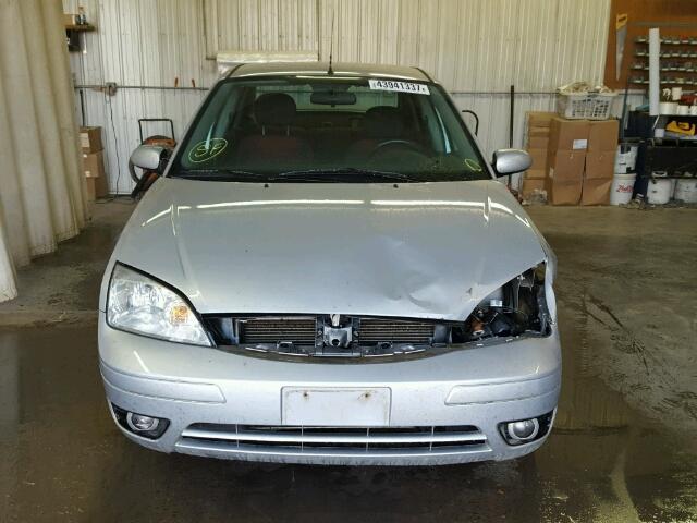 1FAFP38Z05W172212 - 2005 FORD FOCUS SILVER photo 9