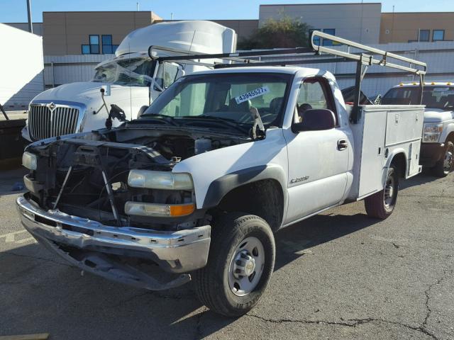 1GBHC24U42E297917 - 2002 CHEVROLET SILVERADO WHITE photo 2