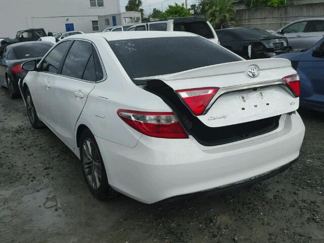 4T1BF1FK2GU556377 - 2016 TOYOTA CAMRY LE თეთრი ფოტო 3