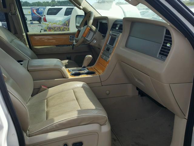 5LMFU27547LJ04312 - 2007 LINCOLN NAVIGATOR Biały zdjęcie 5
