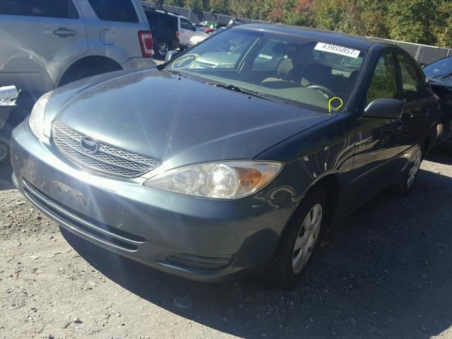 4T1BE32K12U577430 - 2002 TOYOTA CAMRY LE GREEN photo 2