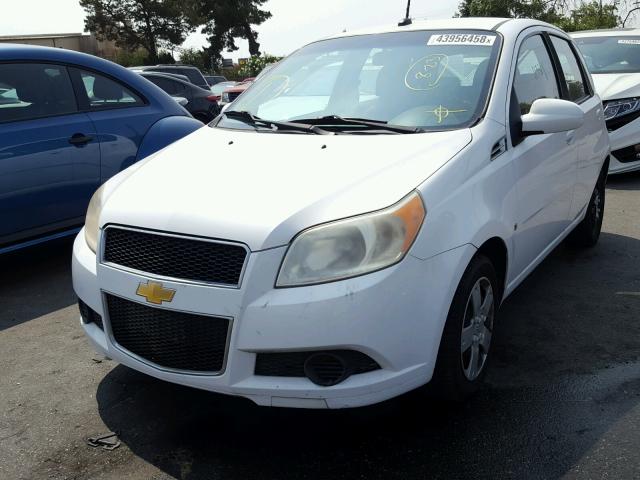 KL1TD66E99B658013 - 2009 CHEVROLET AVEO LS WHITE photo 2