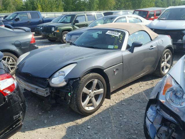 1G2MB35B58Y103956 - 2008 PONTIAC SOLSTICE GRAY photo 2