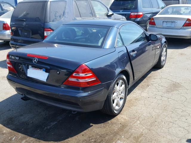 WDBKK47F6WF076217 - 1998 MERCEDES-BENZ SLK 230 KO BLACK photo 4