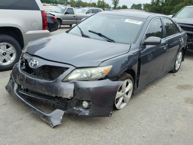 4T1BF3EK8AU079393 - 2010 TOYOTA CAMRY BASE GRAY photo 2