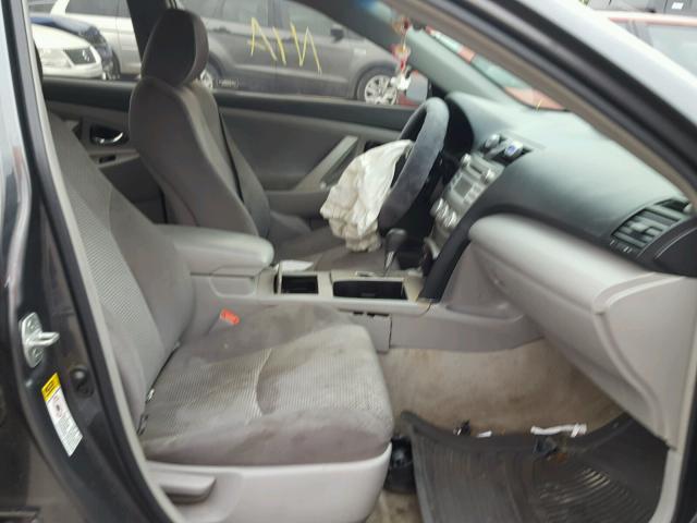 4T1BF3EK8AU079393 - 2010 TOYOTA CAMRY BASE GRAY photo 5