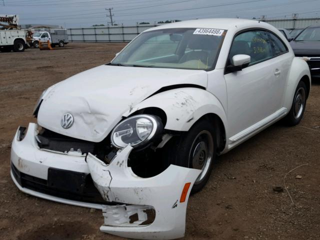 3VWJP7ATXDM616063 - 2013 VOLKSWAGEN BEETLE WHITE photo 2