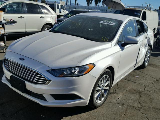 3FA6P0H71HR195440 - 2017 FORD FUSION SE WHITE photo 2