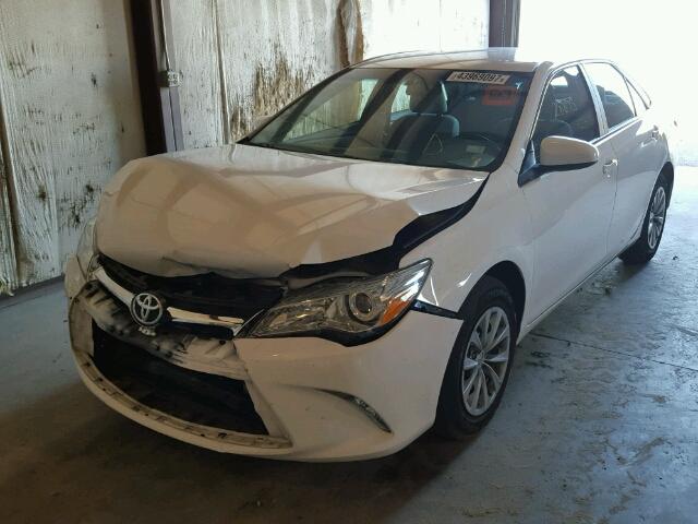 4T1BF1FK5GU508663 - 2016 TOYOTA CAMRY WHITE photo 2