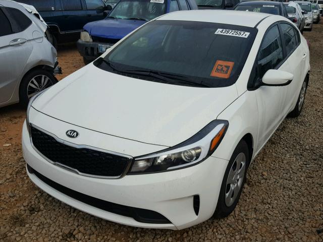 3KPFK4A7XHE028026 - 2017 KIA FORTE LX WHITE photo 2