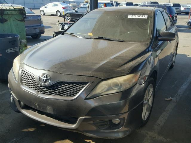 4T1BF3EK0AU575174 - 2010 TOYOTA CAMRY BASE Boz foto 2