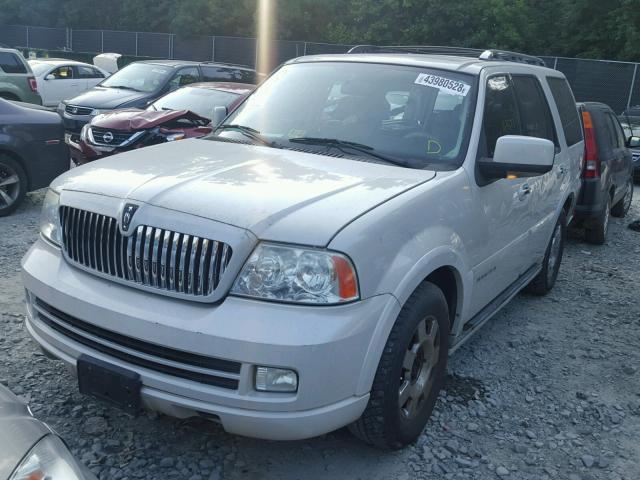5LMFU28506LJ19337 - 2006 LINCOLN NAVIGATOR WHITE photo 2