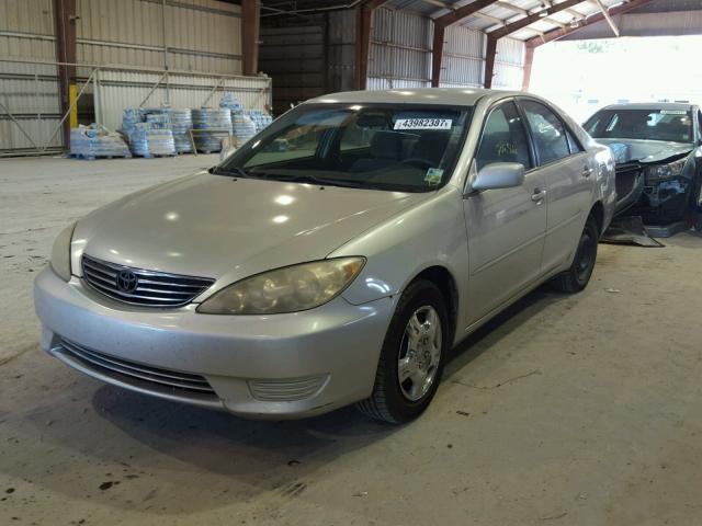 4T1BE32K75U945792 - 2005 TOYOTA CAMRY LE SILVER photo 2