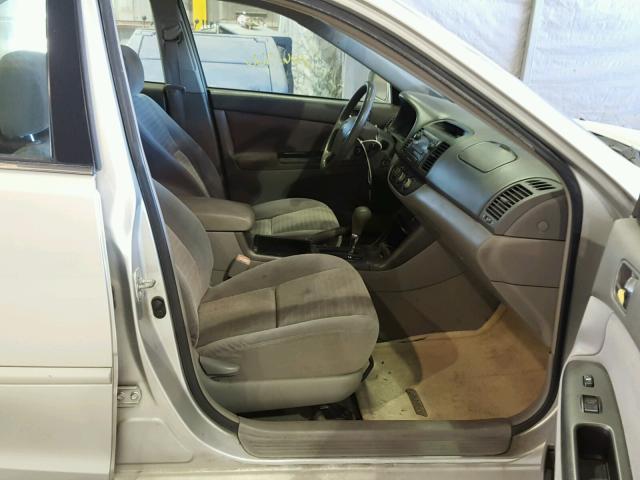 4T1BE32K75U945792 - 2005 TOYOTA CAMRY LE SILVER photo 5