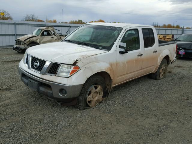 1N6AD07W76C414335 - 2006 NISSAN FRONTIER C WHITE photo 2