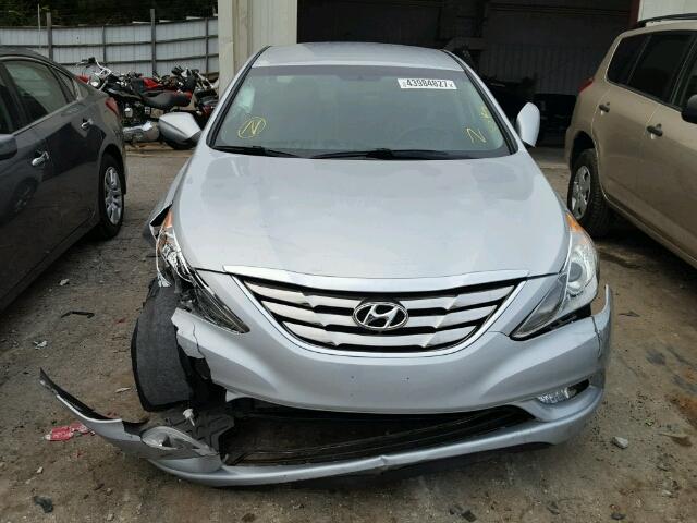 5NPEC4AC2CH480238 - 2012 HYUNDAI SONATA SE 银色 照片 9
