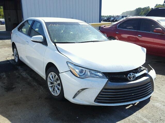 4T4BF1FK7FR485830 - 2015 TOYOTA CAMRY LE WHITE photo 1