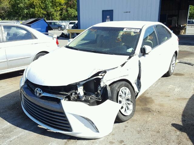 4T4BF1FK7FR485830 - 2015 TOYOTA CAMRY LE WHITE photo 2