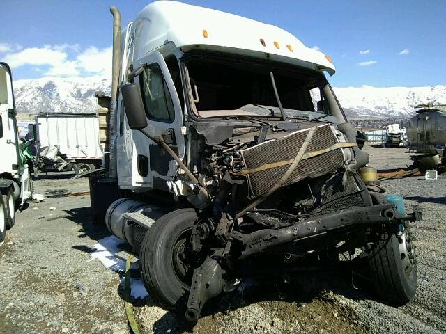 1FUJGLDRXCSBK1018 - 2012 FREIGHTLINER CASCADIA 1 WHITE photo 1