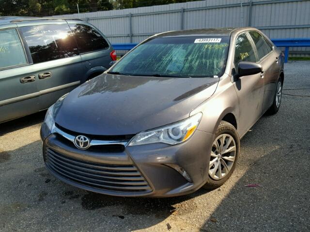 4T1BF1FK4FU487688 - 2015 TOYOTA CAMRY LE ნაცრისფერი ფოტო 2