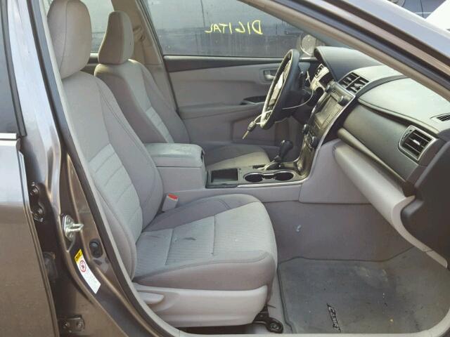 4T1BF1FK4FU487688 - 2015 TOYOTA CAMRY LE ნაცრისფერი ფოტო 5