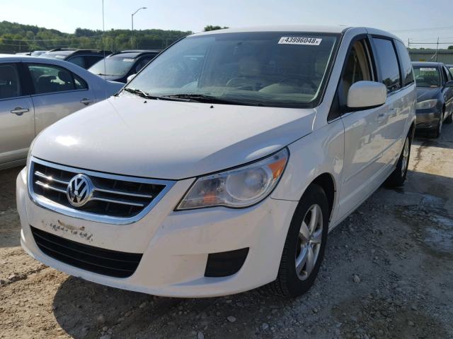 2V4RW3D19AR236847 - 2010 VOLKSWAGEN ROUTAN SE WHITE photo 2