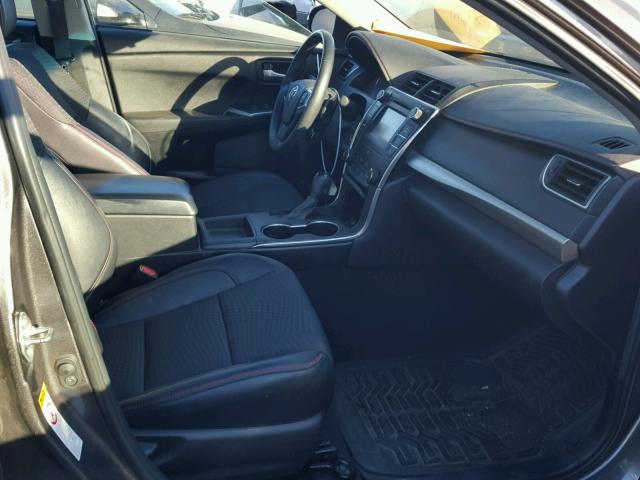 4T1BF1FKXFU984678 - 2015 TOYOTA CAMRY LE 灰色 照片 5