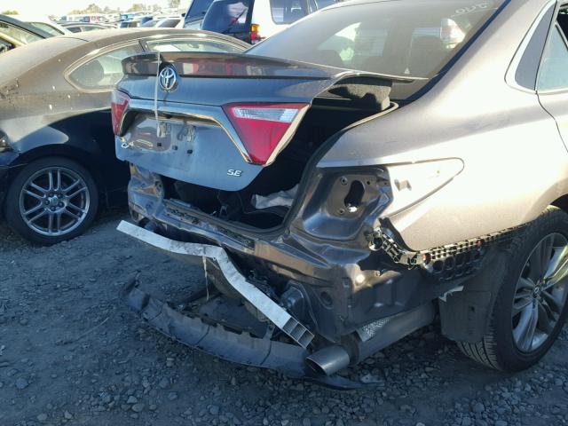 4T1BF1FKXFU984678 - 2015 TOYOTA CAMRY LE 灰色 照片 9
